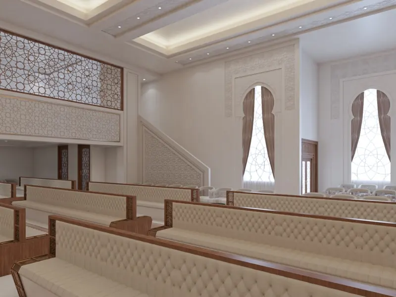 مقاعد القاعة والنوافذ المقوسة